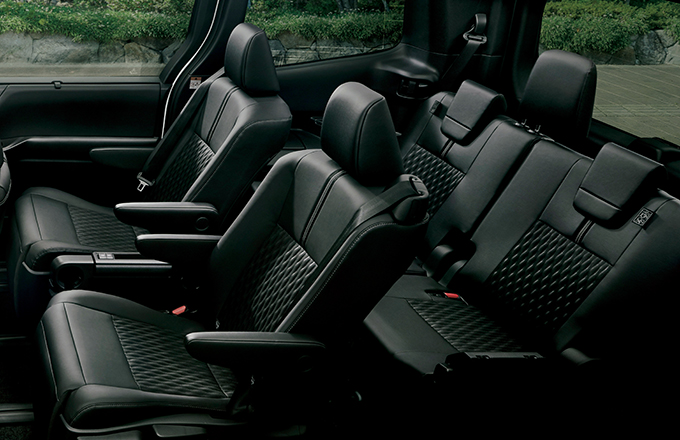 4代目新型トヨタ ヴォクシー/ノアのシートに工夫あり！シート調節幅やシートアレンジ、ラゲージスペースのサイズと容量をご紹介します！