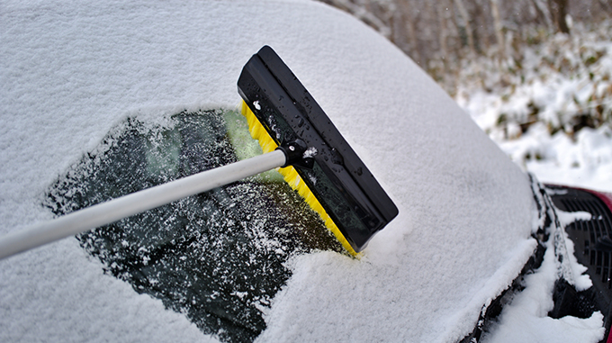 冬のドライブで突然の大雪！準備のない車中泊の危険性！備えておきたい携行品をご紹介します！